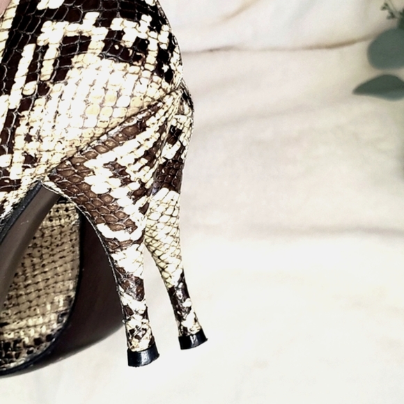 Stuart Weitzman Embossed Leather Peep Toe Heels | Size 4.5 M - Picture 4 of 7